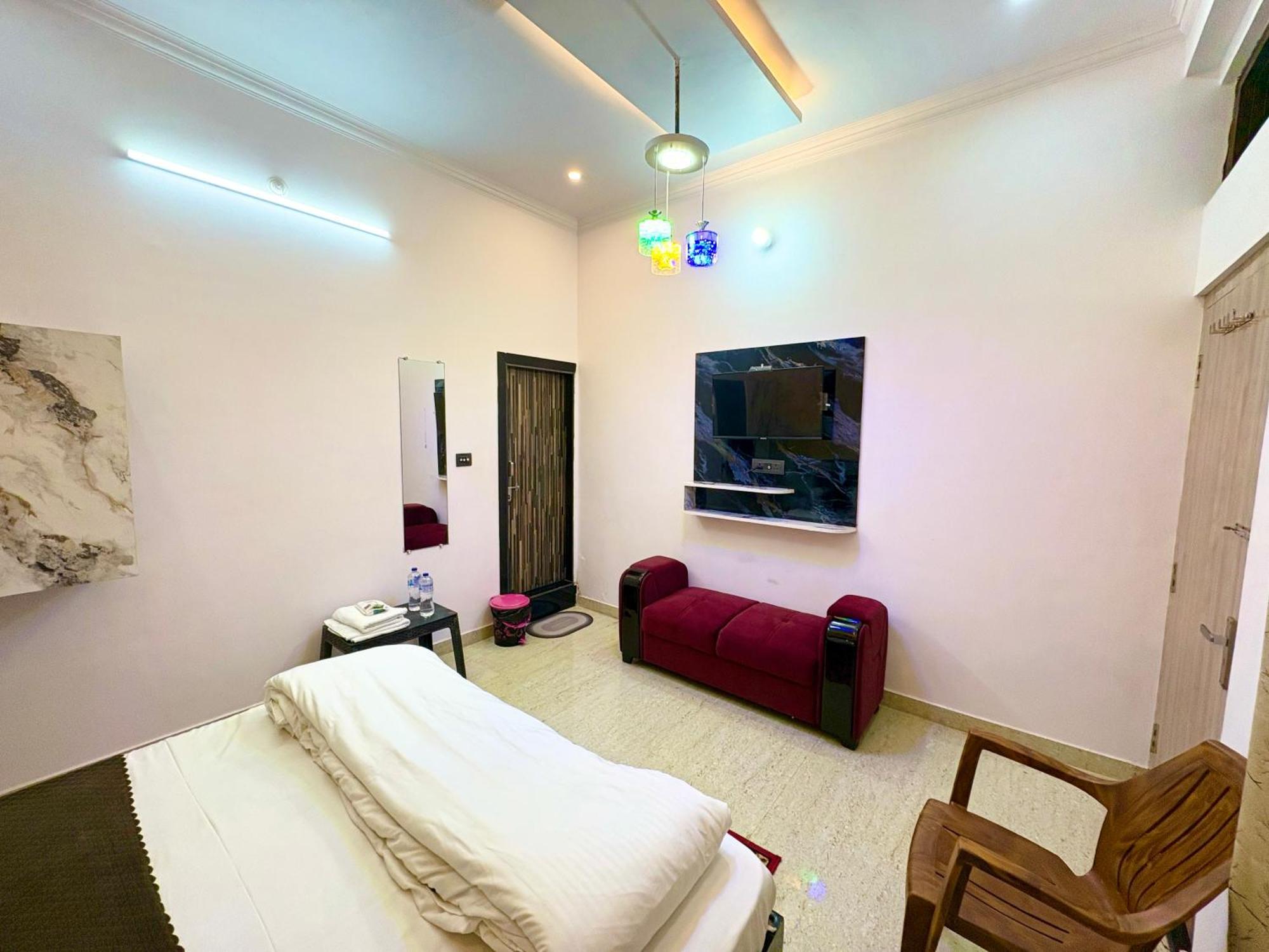 Shri Radhe Radhe Guest House In-Front Of Ram Janam Bhumi Main Gate Fully Ac All Rooms Ayodhya Exterior photo
