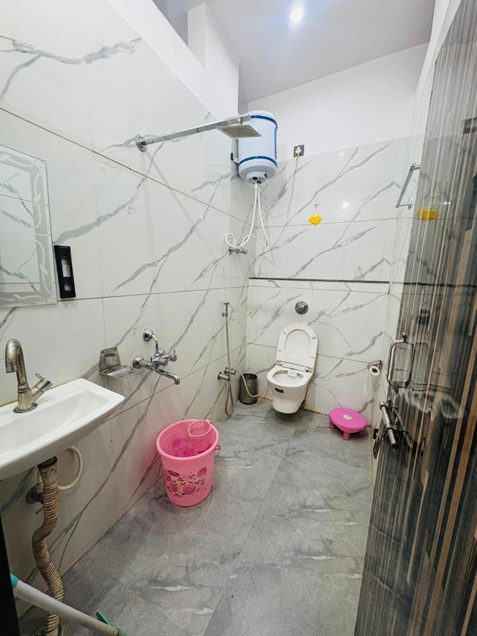 Shri Radhe Radhe Guest House In-Front Of Ram Janam Bhumi Main Gate Fully Ac All Rooms Ayodhya Exterior photo